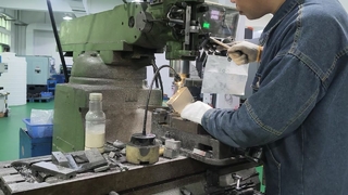 油圧マニホールドのバリ取りプロセス CNC 加工ブロックの精密仕上げ